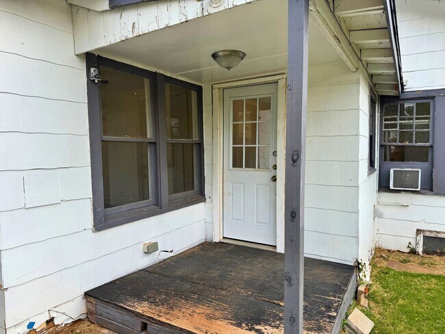 Building Photo - 3 Bed 2 Bath Home With Tons Of Natural Light