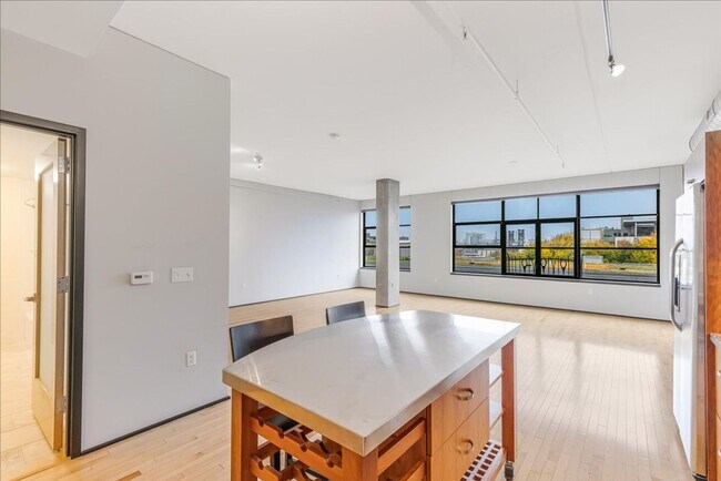 Building Photo - Modern Pearl District Condo – 1 Bedroom + 1 Bath with City Views