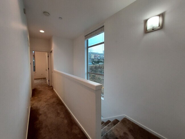 Building Photo - 2 Bed - 2 Bath Townhome in Downtown Tacoma!
