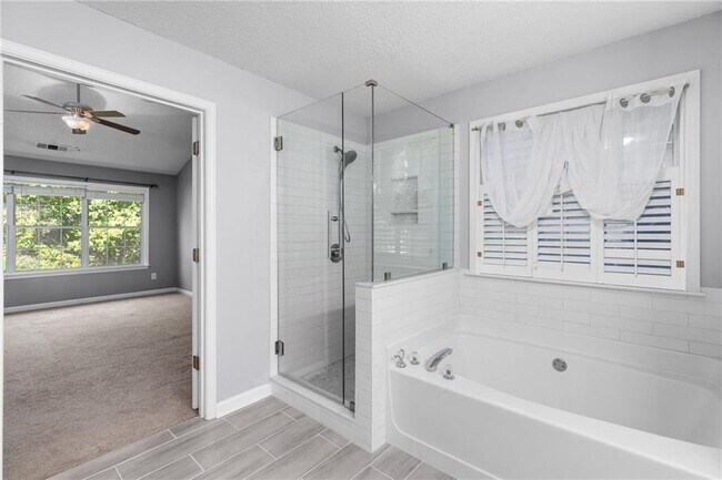 Building Photo - 13030 Carriage Park Ln