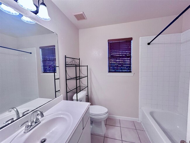 Building Photo - 18523 Spinney Ln