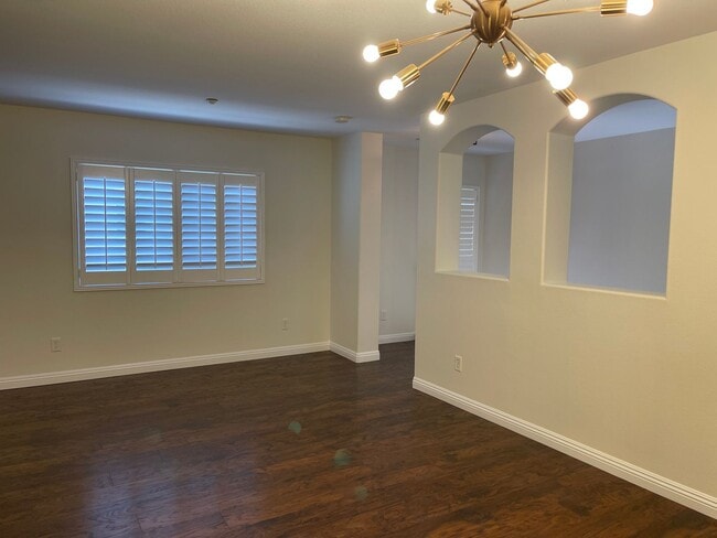 Building Photo - Cozy Town Home For Rent