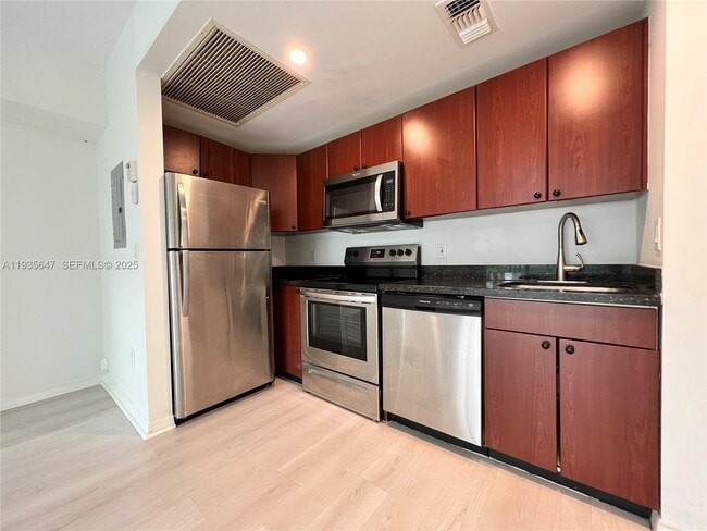 Building Photo - 946 Bay Dr