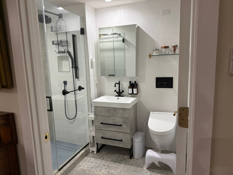 Building Photo - 44 Box St