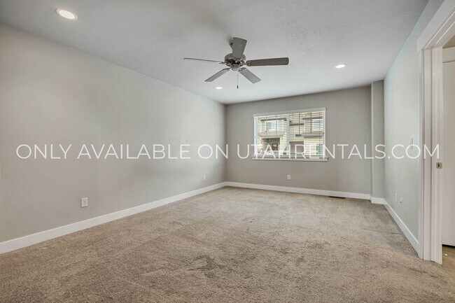 Building Photo - 874 S Aspen Wy