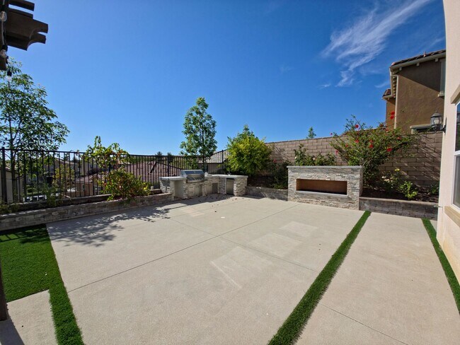 Building Photo - MOVE-IN READY 5+4 in Simi w/mountain views...