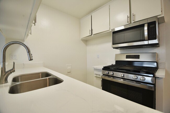 Building Photo - 14142 Victory Blvd