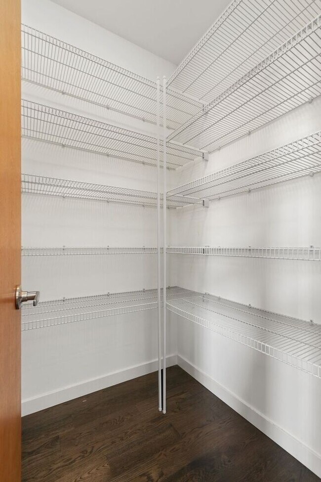 Building Photo - Stunning Modern Air-Conditioned in Coveted...