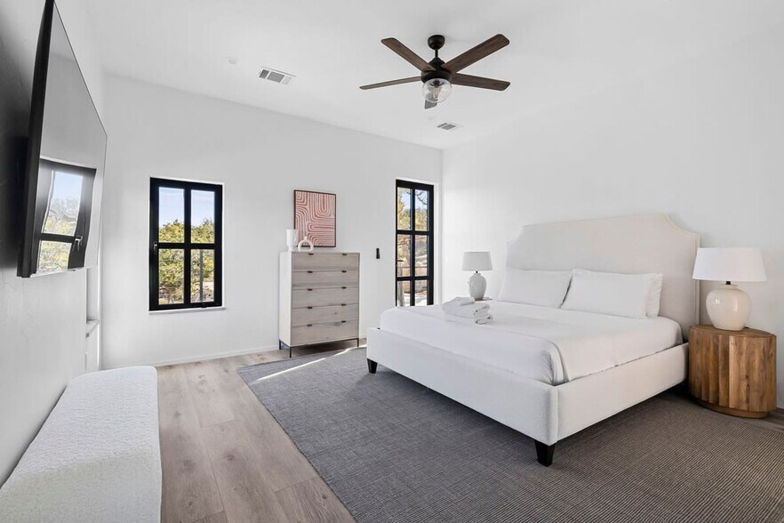 Building Photo - 2701 Bumble Bee Dr