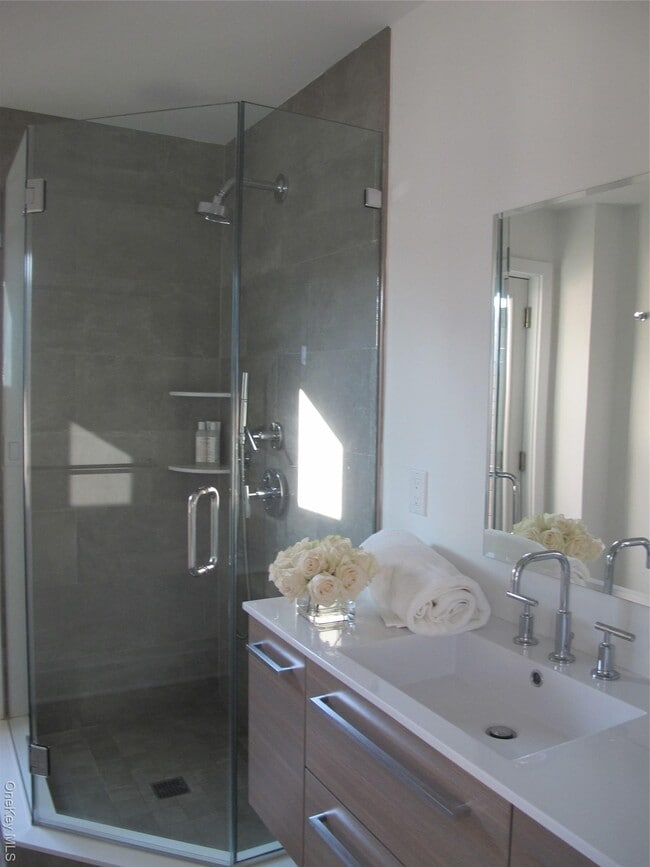 Building Photo - 40 Tuthill Point Rd