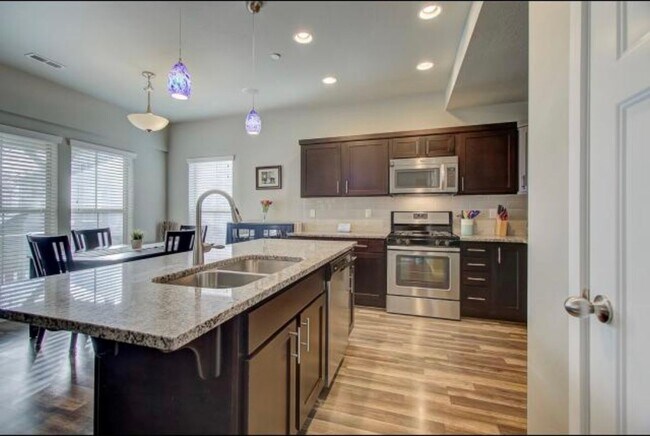 Building Photo - 863 Cecina Ct