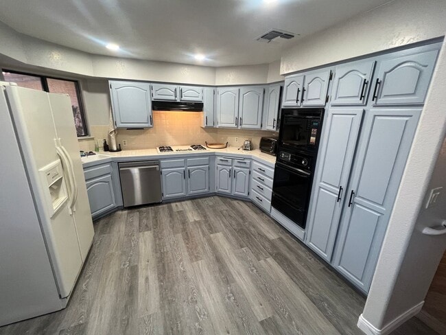 Building Photo - A Fabulous 2 Bedroom Single story Townhome Close to UNLV and Airport