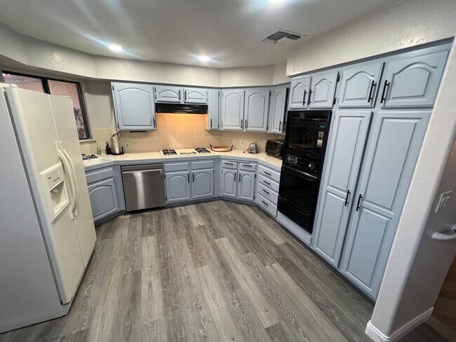 Building Photo - A Fabulous 2 Bedroom Single story Townhome...