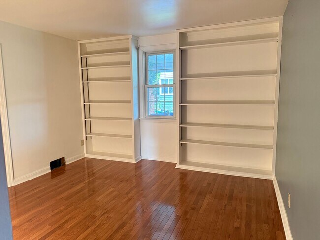 Building Photo - Beautiful 3 Bedroom 1 bathroom Cape Cod with Bonus Room!
