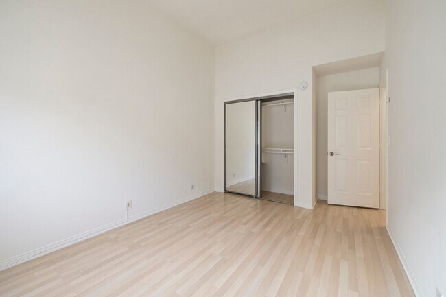 Building Photo - Beautiful 3-bedroom, 2.5-bath tri-level to...