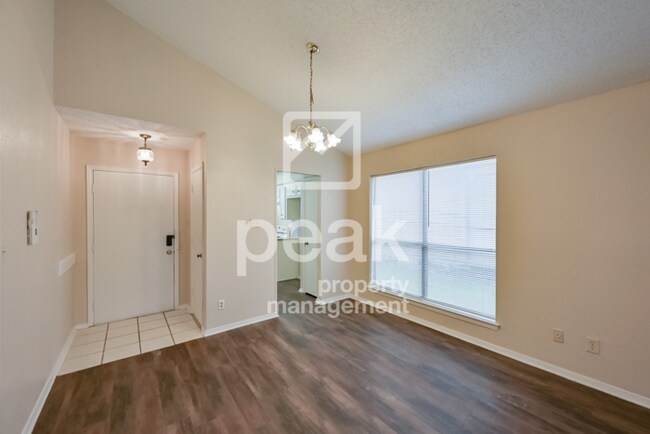 Building Photo - $1,475! 2/Bed1.5Bath duplex in Arlington! Apply by 12/24 to Save $300!