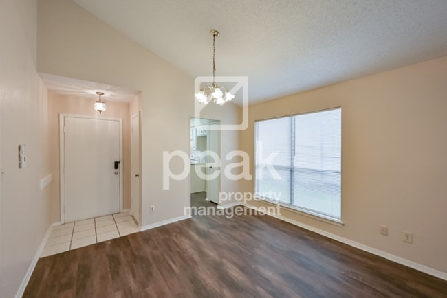 Building Photo - $1,475! 2/Bed1.5Bath duplex in Arlington! Apply by 2/18 to Save $300!