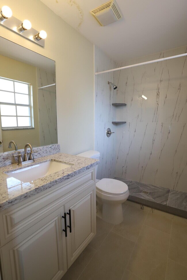 Building Photo - 421 Cypress Way W