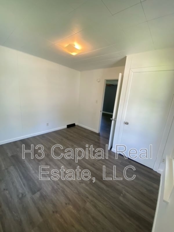 Building Photo - 562 Wilson Ave