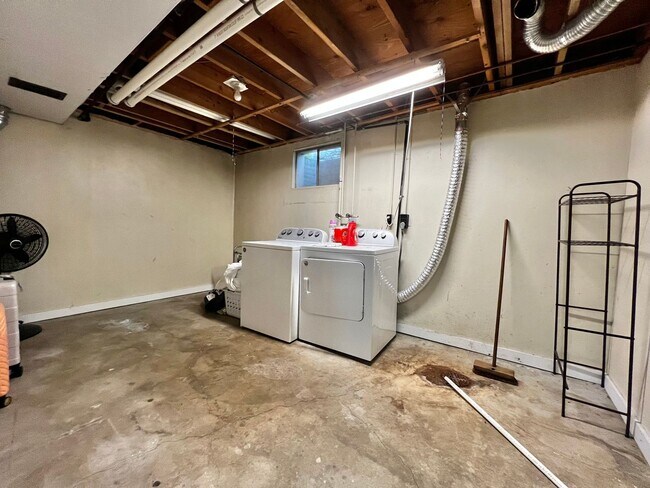 Building Photo - Beautifully Remodeled 5 Bed 2 Bath House i...