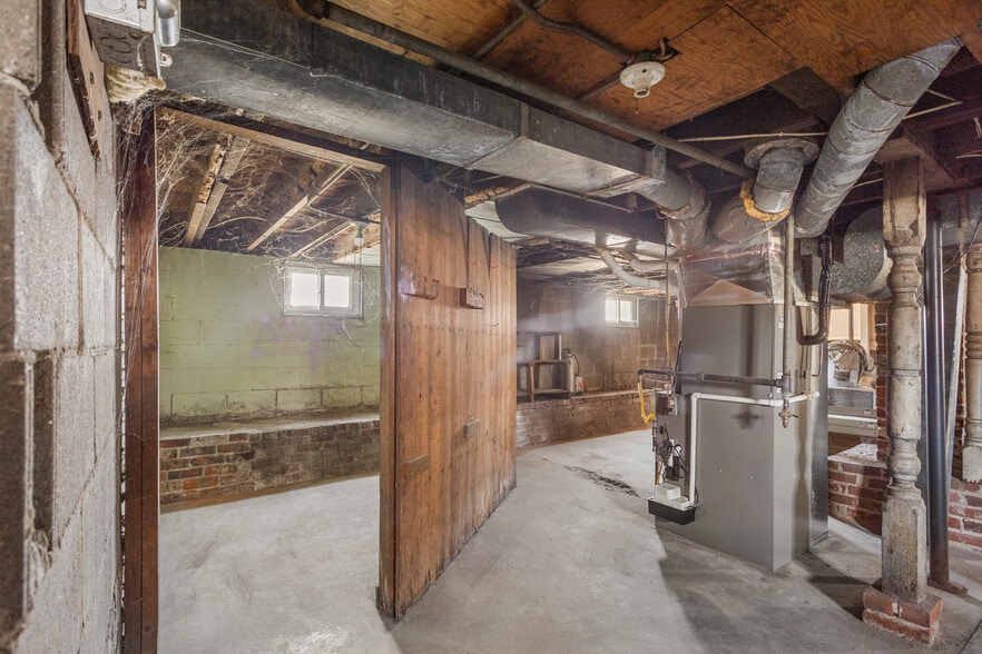 Building Photo - 402 E Elm St