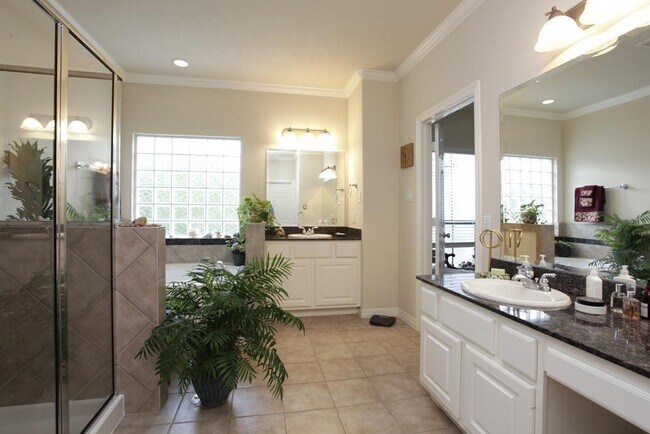 Building Photo - 3030 Royal Oaks Crest