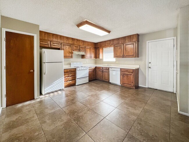 Building Photo - 3302 N Vista Dr