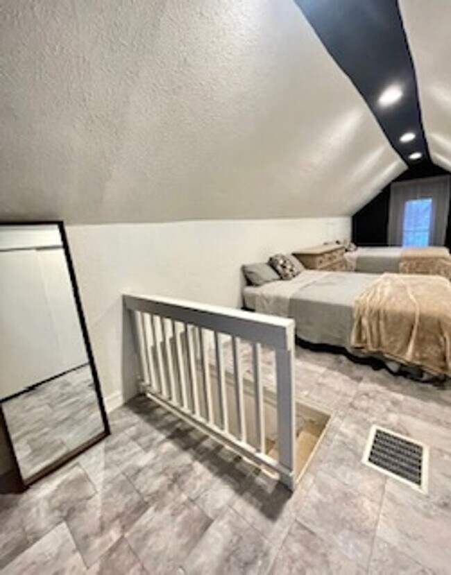 Building Photo - Charming 2BR Home with Vintage Style, Fenc...