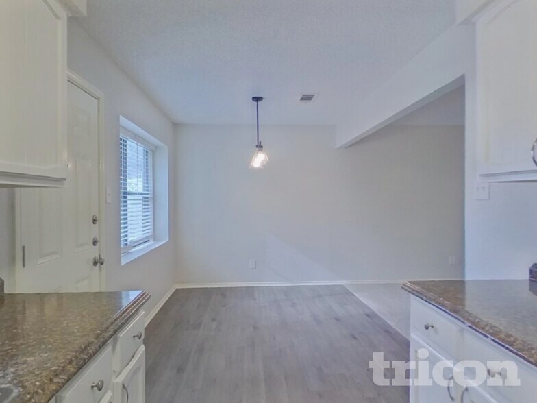 Building Photo - 537 Greenway Dr