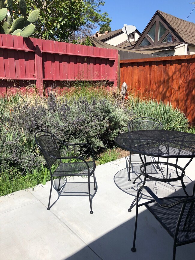 Building Photo - 1157 Palm Terrace