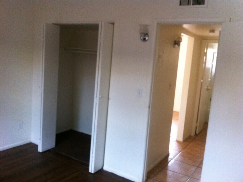 Building Photo - 621 N 30th Pl