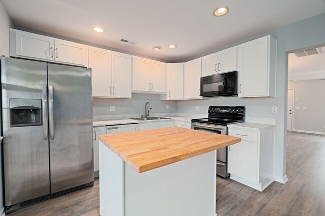 Building Photo - Stylish Comfort in a Prime Location!