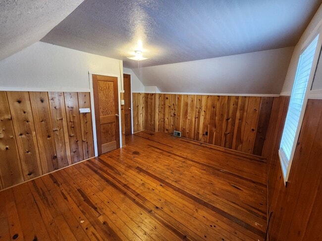 Building Photo - Charming Old-School 4-bedroom Home for Rent!