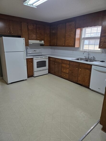 Kitchen - 884 Matthews Mill Pond Rd