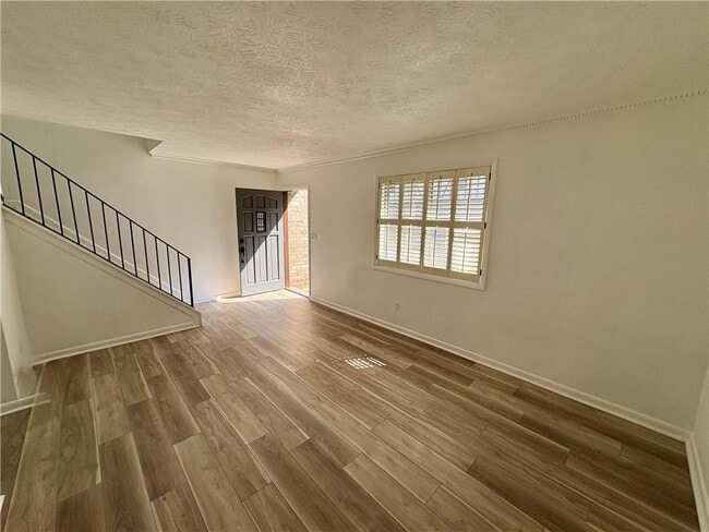 Building Photo - 2960 N Dekalb Dr