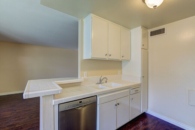 Building Photo - 4558 Willis Ave