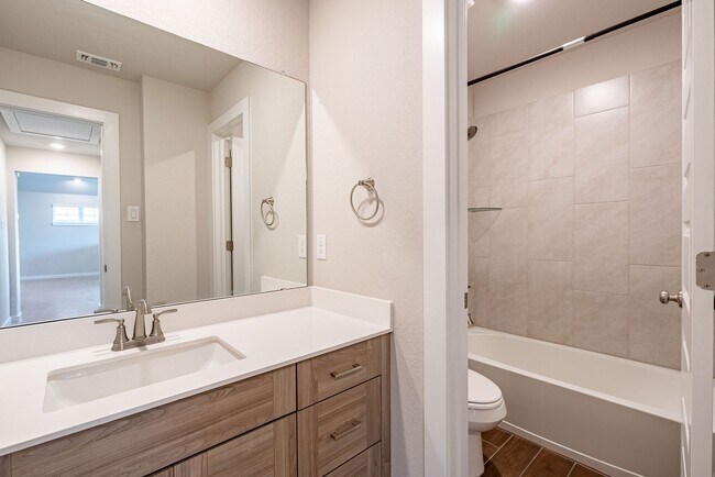 Building Photo - Beautiful 4 Bedroom, 2.5 Bathroom home in Manor!!!