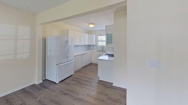 Building Photo - 181 Maple St