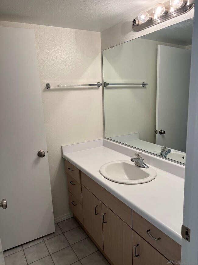 Building Photo - UPTOWN DISTRICT Ground Floor End Unit-2 Bedroom / 2 Bathroom-AVAILABLE NOW!