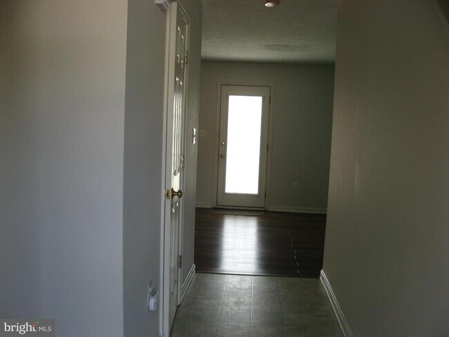 Building Photo - 136 Equestrian Dr
