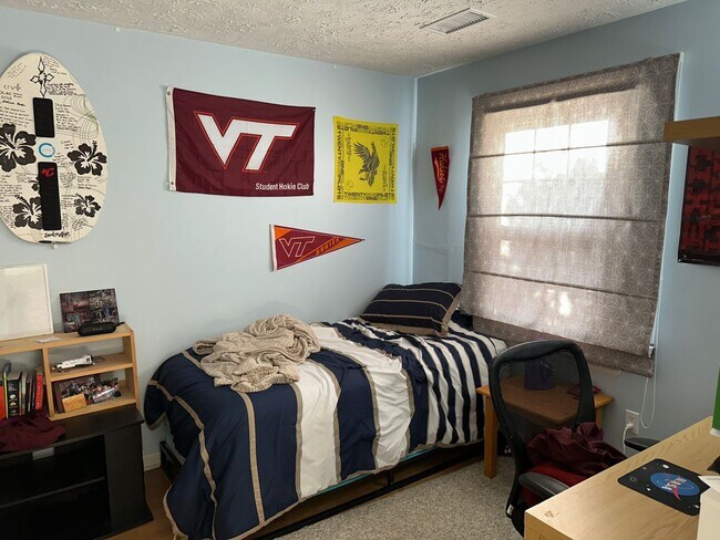 Building Photo - Spacious Corner Town Home With Large Yard