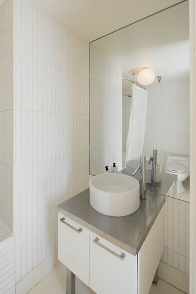 Building Photo - 6253 Hollywood Blvd