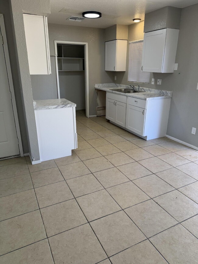 Building Photo - MOVE-IN READY 2 BED WITH NEW KITCHEN & CARPORT