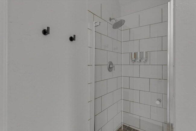 Building Photo - 516 Maywood Ln