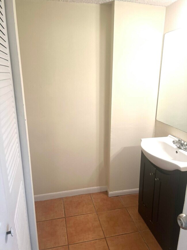 Building Photo - 1100 SE 4th Ave