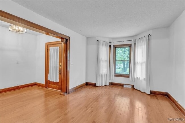 Building Photo - 260 Baynes St