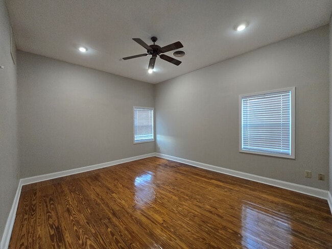 Building Photo - 900 Race Track Rd