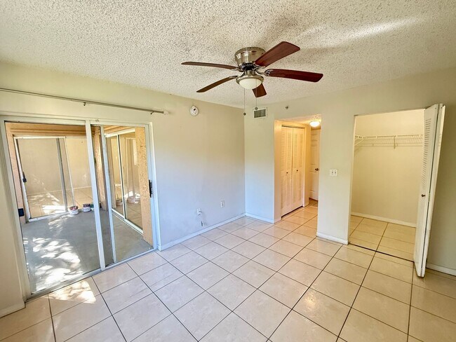 Building Photo - SPACIOUS 2/2 WITH SPLIT FLOOR PLAN WITH BALCONY ACCESS!