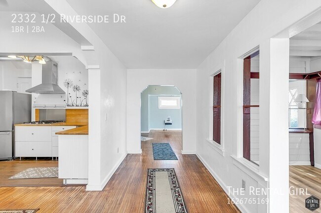 Building Photo - 2332 1/2 Riverside Dr-