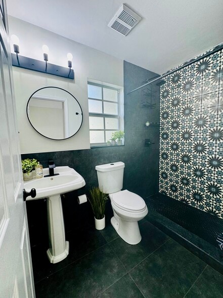 Building Photo - 1012 NE 17th Ct